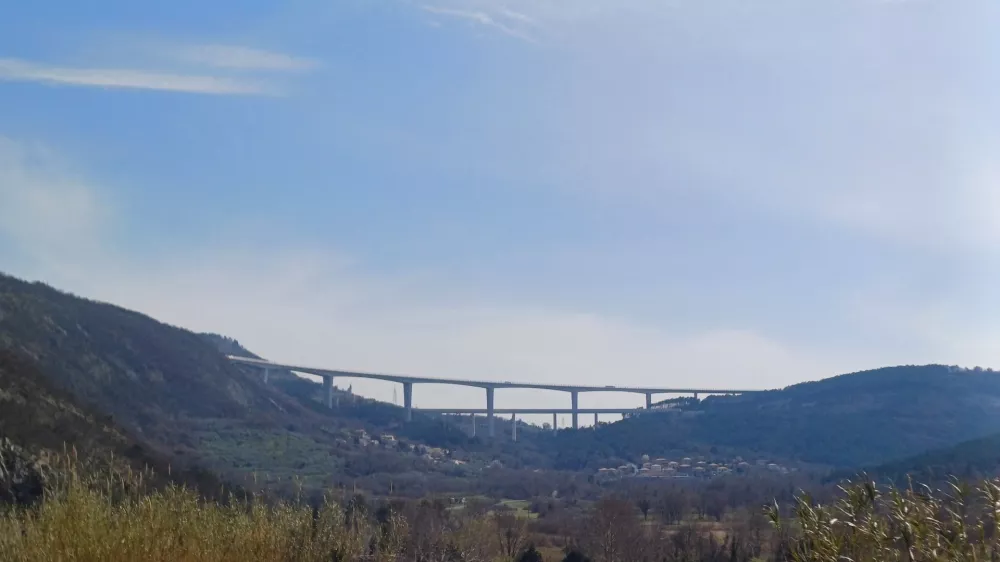 Osp.Pogled na avtocestni viadukt Crni kal in na nizji zelezniski viadukt za drugi tir.Foto: STA