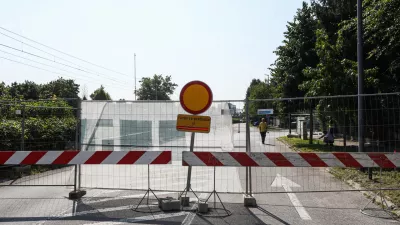  - Zapora Gori&scaron;ke ceste, - 11.08.2025. - Gradbi&scaron;če novega Atletskega centra Ljubljana obsega gradnjo glavnega atletskega stadiona z atletsko dvorano in skupnimi prostori, pomožnega stadiona s kletno etažo s parkirnimi povr&scaron;inami ter dvorane za mete. Izvajalec del Makro 5 d.o.o.//Foto Bojan Velikonja