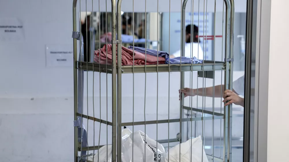 - simbolična fotografija - zdravstvo, zdravnik, medicinska sestra, medicinsko osebje, pacient, bolnica, bolni&scaron;nica- 12.03.2025 - ministrica za zdravje Valentina Prevolnik Rupel si je na delovnem obisku v Univerzitetnem kliničnem centru (UKC) ogledala tekoče investicije//FOTO: Jaka Gasar