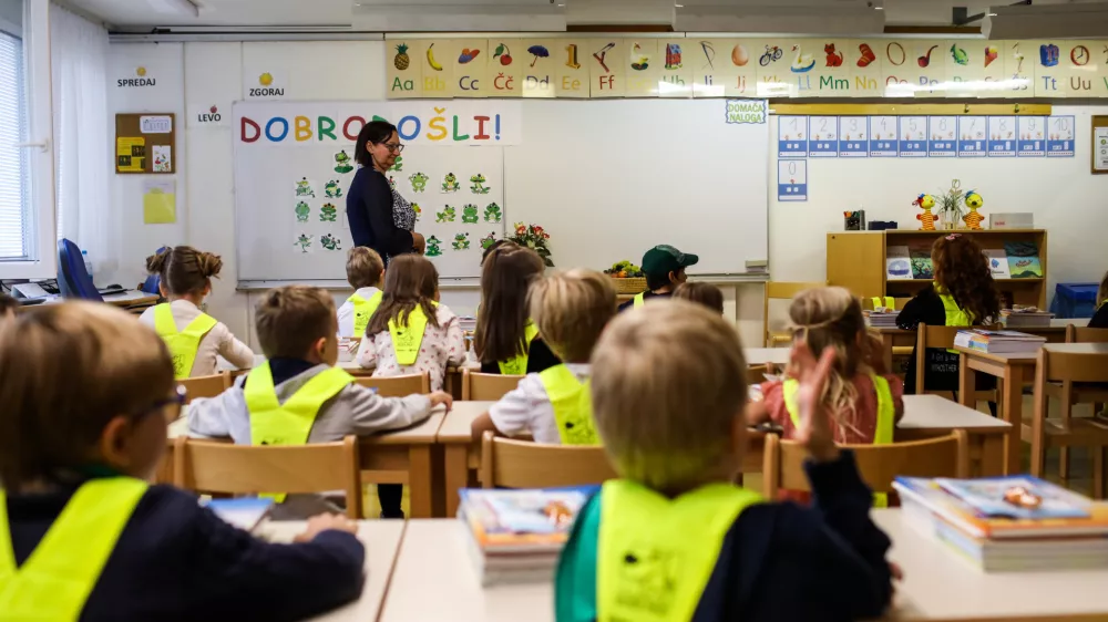 - prvo&scaron;olčki- Osnovna &scaron;ola O&Scaron; Vič, Abramova ulica 26 v Ljubljani- rumene rutke - 01.09.2022 - Prvi &scaron;olski dan v novem &scaron;olskem letu 2022/23 &ndash; novo &scaron;olsko leto za 194.562 osnovno&scaron;olcev med njimi 20.797 prvo&scaron;olcev in okrog 79.000 dijakov &ndash; prvo&scaron;olci - osnovno&scaron;olci - &scaron;olstvo //FOTO: Bojan Velikonja