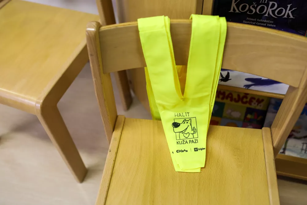 - prvo&scaron;olčki- Osnovna &scaron;ola O&Scaron; Vič, Abramova ulica 26 v Ljubljani- rumene rutke - 01.09.2022 - Prvi &scaron;olski dan v novem &scaron;olskem letu 2022/23 &ndash; novo &scaron;olsko leto za 194.562 osnovno&scaron;olcev med njimi 20.797 prvo&scaron;olcev in okrog 79.000 dijakov &ndash; prvo&scaron;olci - osnovno&scaron;olci - &scaron;olstvo //FOTO: Bojan Velikonja