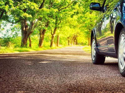 Če bodo temperature &scaron;e naprej tako visoke, bo priporočljivo avtomobilom kmalu nadeti letne pnevmatike. 