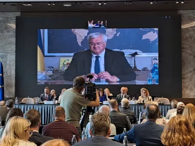 Udeležence posveta je nagovoril ukrajinski zunanji minister Andrij Sibiha.