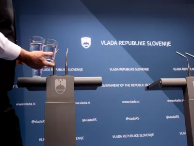 simbolična fotografija - medijsko sredi&scaron;če - novinarska konferenca - Vlada Republike Slovenije - voda - kozarec vode - - 19.01.2017 - Ministrica za zdravje je s sodelavci predstavila predlog zakona o zdravstvenem varstvu in zdravstvenem zavarovanju ter načrt skraj&scaron;evanja čakalnih dob. - zdravstveni sistem - zdravstvena reforma -   //FOTO: Luka Cjuha.