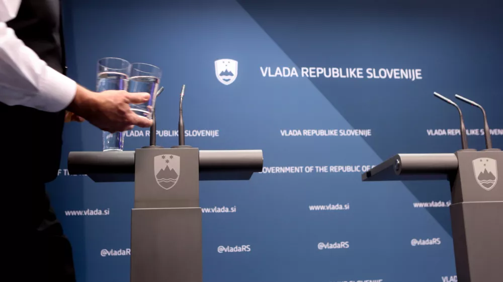 simbolična fotografija - medijsko sredi&scaron;če - novinarska konferenca - Vlada Republike Slovenije - voda - kozarec vode - - 19.01.2017 - Ministrica za zdravje je s sodelavci predstavila predlog zakona o zdravstvenem varstvu in zdravstvenem zavarovanju ter načrt skraj&scaron;evanja čakalnih dob. - zdravstveni sistem - zdravstvena reforma -   //FOTO: Luka Cjuha.