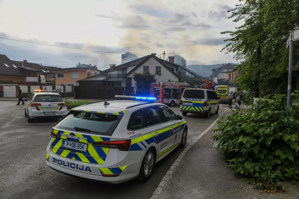 29.08.2025 - Požar v Mostah - delavnica - policija - gasilciFoto: Luka Cjuha