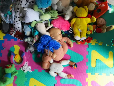 simbolična fotografija, otro&scaron;ke igrače, otro&scaron;tvo, otroci, zloraba otrok.- 14.12.2022 &ndash; Ankaran - Nastanitveni center za ukrajinske begunce Debeli rtič - Begunski otroci iz Ukrajine v Sloveniji &ndash; begunci - //FOTO: Bojan VelikonjaOPOMBA: REPORTAŽA ZA NEDELJSKI 2022