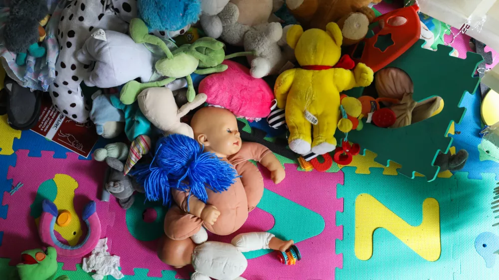 simbolična fotografija, otro&scaron;ke igrače, otro&scaron;tvo, otroci, zloraba otrok.- 14.12.2022 &ndash; Ankaran - Nastanitveni center za ukrajinske begunce Debeli rtič - Begunski otroci iz Ukrajine v Sloveniji &ndash; begunci - //FOTO: Bojan VelikonjaOPOMBA: REPORTAŽA ZA NEDELJSKI 2022