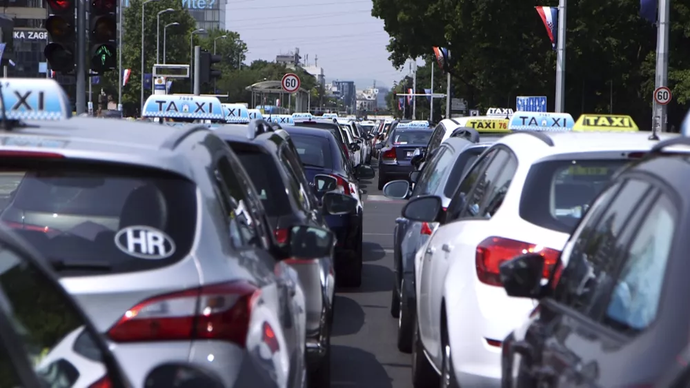 Taxis block a road in Zagreb, Croatia, Wednesday, June 21, 2017. Hundreds of Croatian taxi drivers have blocked one of the capital's main boulevards with their cars in protest against the Uber services in the country, demanding that the ride-hailing company's application be banned allegedly because it operates illegally since the start of the Uber taxi operation in the country two years ago. (AP Photo/Darko Bandic) / Foto: Darko Bandic
