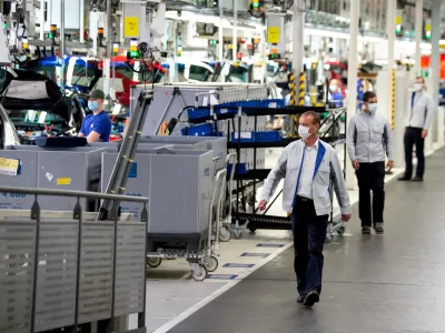 FILE PHOTO: Staff wear protective masks at the Volkswagen assembly line in Wolfsburg, Germany, April 27, 2020. Swen Pfoertner/Pool via REUTERS/File Photo