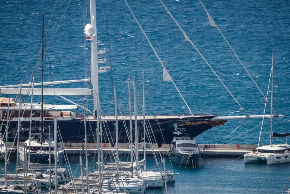 Bezosova jadrnica v Marini Ka&scaron;tela. Foto: Pixsell / Foto: Zvonimir Barisin/pixsell