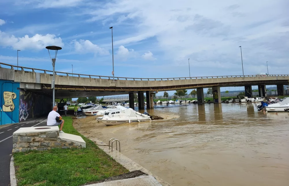 Lastniki čolnov, privezanih na izlivu reke Bada&scaron;evice v Kopru, zaskrbljeni spremljajo nara&scaron;čanje reke, ki s sabo prina&scaron;a naplavine.