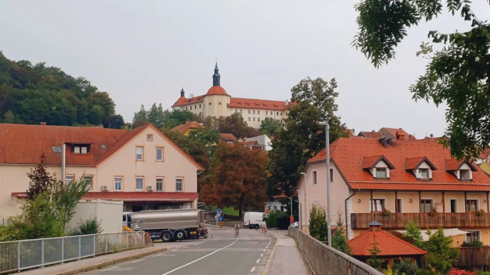 Naložbe v osnovnih &scaron;olah