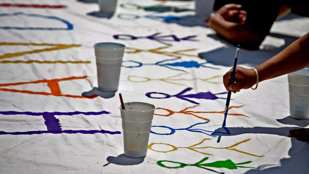 - ilustrativna fotografija - otroci, otro&scaron;tvo, risanje, medčlove&scaron;ki odnosi, čopič, roka.- 6. mednarodni festival za otroke s posebnimi potrebami Igraj se z mano 2012 - //FOTO: Bojan Velikonja