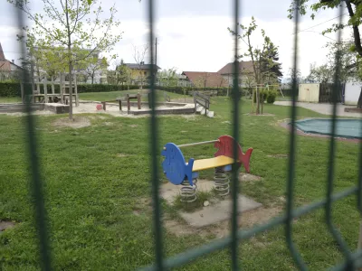 Vrtec Črnuče, igrala, igri&scaron;če, otro&scaron;ko igri&scaron;če   - Splo&scaron;na stavka dela javnega sektorja 2012 zaradi varčevalnih ukrepov vlade - sodelovalo med 80.000 in 90.000 javnih uslužbencev v dejavnostih &scaron;olstva, vzgoje, zdravstva, socialnega varstva, policije in veterine. protest - javni uslužbenci  //FOTO: Tomaž Zajel&scaron;nik