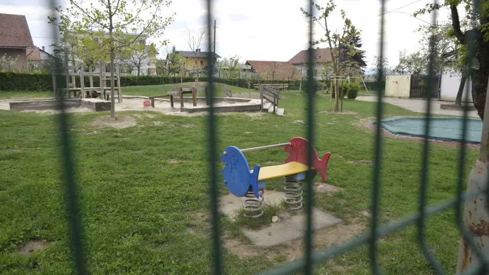 Vrtec Črnuče, igrala, igri&scaron;če, otro&scaron;ko igri&scaron;če   - Splo&scaron;na stavka dela javnega sektorja 2012 zaradi varčevalnih ukrepov vlade - sodelovalo med 80.000 in 90.000 javnih uslužbencev v dejavnostih &scaron;olstva, vzgoje, zdravstva, socialnega varstva, policije in veterine. protest - javni uslužbenci  //FOTO: Tomaž Zajel&scaron;nik