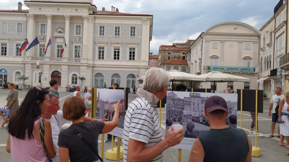 Domačini so se z zanimanjem ogledali fotografijo s protestov na trgu in ugotovili, da večino udeležencev dobro poznajo. F Vesna Levičnik