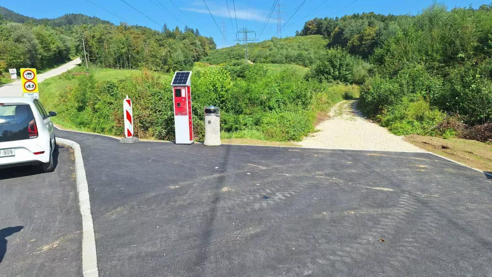 plačljivo parkiri&scaron;če pod Svetim Jo&scaron;tom nad Kranjem