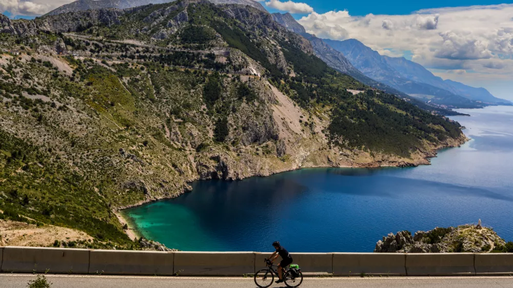- Na poti iz Splita proti Makarski.- Cesta nad plažo Vruja pri vasi Dubci.- Makarska riviera.- Hrva&scaron;ka- 27.05.2025. - Reportaža o Jadranski magistrali ob 60. obletnici izgradnje in 70. obletnici začetka gradnje.- Jadranska magistrala, cesta, hrva&scaron;ka obala.OPOMBA: ZA OBJAVO V OBJEKTIVU!//FOTO: Bojan Velikonja / Foto: Bojan Velikonja