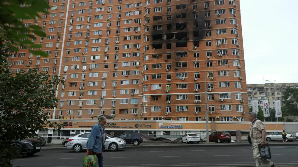 Residents walk in front of an apartment building hit by a Russian drone strike, amid Russia's attack on Ukraine, in Odesa, Ukraine June 28, 2025. REUTERS/Nina Liashonok