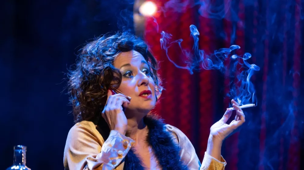 Lara Jankovič v predstavi Balkan bluz kabaret. F Gledali&scaron;če Koper