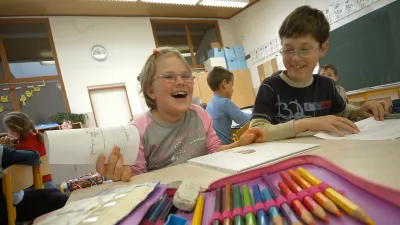 šolarji barvice smeh otrok