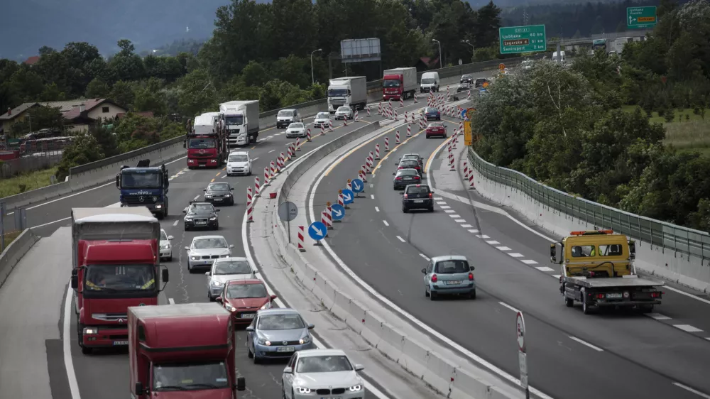 - 29.05.2014 - &scaron;tajerska avtocesta - delo na avtocesti med priključkom Žalec - Arja vas in priključkom &Scaron;empeter v smeri Ljubljane -   //FOTO: Luka Cjuha.