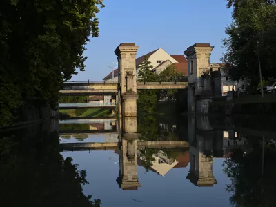 LjubljanicaZapornica na Ljubljanici27.08.2024 Arhitektura v živo z ladjico, mostovi čez Ljubljanico. FOTO: Nik Erik Neubauer