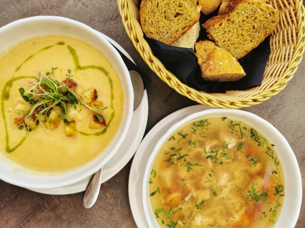 Cvetačna in pi&scaron;čančja juha, Gostilna Jasna Kranjska Gora