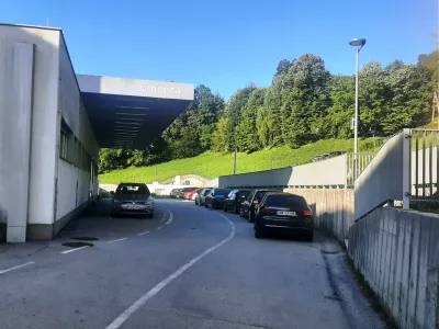 Bo parkiri&scaron;če pred bolni&scaron;nico re&scaron;ila enosmerna ulica?