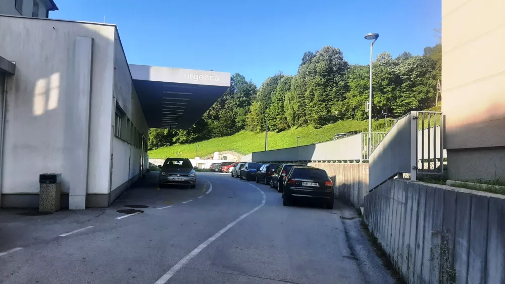 Bo parkiri&scaron;če pred bolni&scaron;nico re&scaron;ila enosmerna ulica?