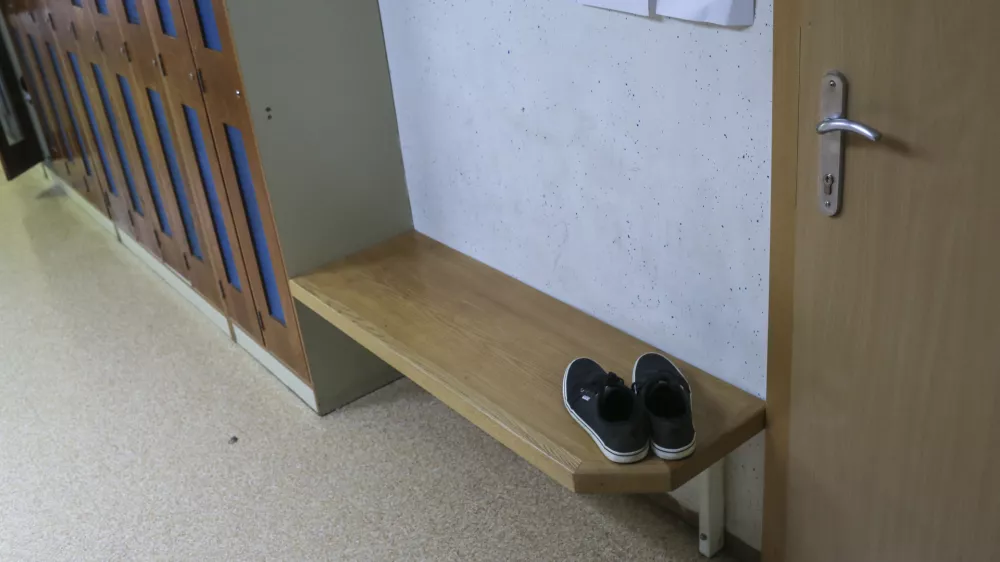 - Osnovna &scaron;ola Valentina Vodnika v Ljubljani - &scaron;olska garderoba - &scaron;olski copati - osnovno&scaron;olci - učenci - &scaron;olstvo    - 07.05.2015 - Nacionalno preverjanje znanja (NPZ) v osnovnih &scaron;olah - pisno preverjanje znanja iz maternega jezika za učence 6. in 9. razreda -    //FOTO: Jaka Gasar