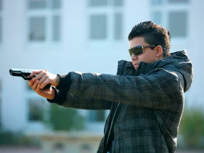 Najstnik s pi&scaron;tolo