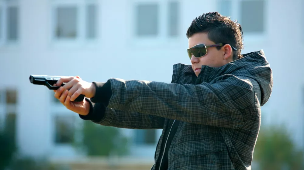 Najstnik s pi&scaron;tolo