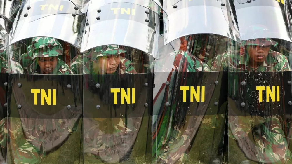 Armed Indonesian military troops attend an anti-riot practice at the National Monument (Monas) complex, amid the widespread anti-government protests and rioting over issues such as extra pay for parliamentarians and housing allowances that resulted in riots, in Jakarta, Indonesia, September 1, 2025. REUTERS/Willy Kurniawan   TPX IMAGES OF THE DAY
