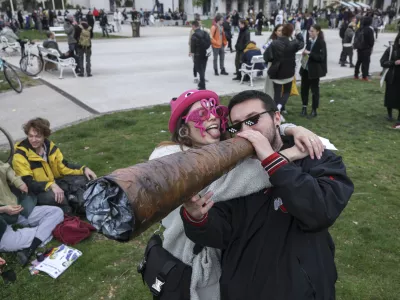 - simbolična fotografija: joint &ndash; konoplja &ndash; marihuana &ndash;  - 20.04.2023 &ndash; Kongresni trg - tradicionalni Marihuana mar&scaron; 2023 v organizaciji &Scaron;tudentske organizacije Univerze v Ljubljani - //FOTO: Jaka Gasar