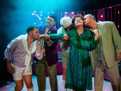 Vpi&scaron;ite, obnovite ali podarite abonma, od 1. septembra do 17. oktobra 2025, pri blagajni gledali&scaron;ča na Krekovem trgu 2 v Ljubljani. 