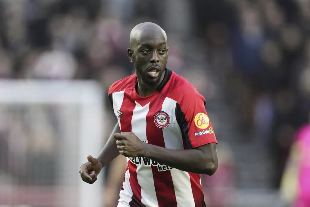 FILE - Yoane Wissa of Brentford chases the ball during the English Premier League soccer match between Brentford and Aston Villa, at the Gtech Community Stadium in London, Sunday, Dec. 17, 2023. (AP Photo/Dave Shopland, File) / Foto: Dave Shopland