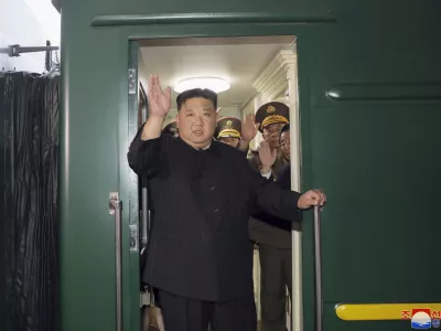 FILE - In this photo provided by the North Korean government, North Korea leader Kim Jong Un waves from a train in Pyongyang, North Korea, on Sept. 10, 2023, as he leaves for Russia. Independent journalists were not given access to cover the event depicted in this image distributed by the North Korean government. The content of this image is as provided and cannot be independently verified. Korean language watermark on image as provided by source reads: "KCNA" which is the abbreviation for Korean Central News Agency. (Korean Central News Agency/Korea News Service via AP, File) / Foto: 朝鮮通信社