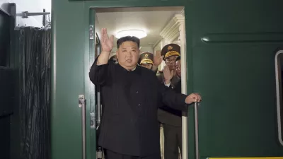 FILE - In this photo provided by the North Korean government, North Korea leader Kim Jong Un waves from a train in Pyongyang, North Korea, on Sept. 10, 2023, as he leaves for Russia. Independent journalists were not given access to cover the event depicted in this image distributed by the North Korean government. The content of this image is as provided and cannot be independently verified. Korean language watermark on image as provided by source reads: "KCNA" which is the abbreviation for Korean Central News Agency. (Korean Central News Agency/Korea News Service via AP, File) / Foto: 朝鮮通信社