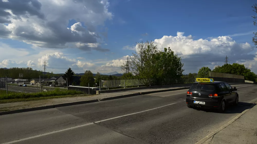 - &scaron;ola vožnje - avto&scaron;ola - 04.05.2022 &ndash; nadvoz Cesta dveh cesarjev nad ljubljansko obvoznico - - most in cesti&scaron;če v slabem stanju//FOTO: Nik Erik Neubauer
