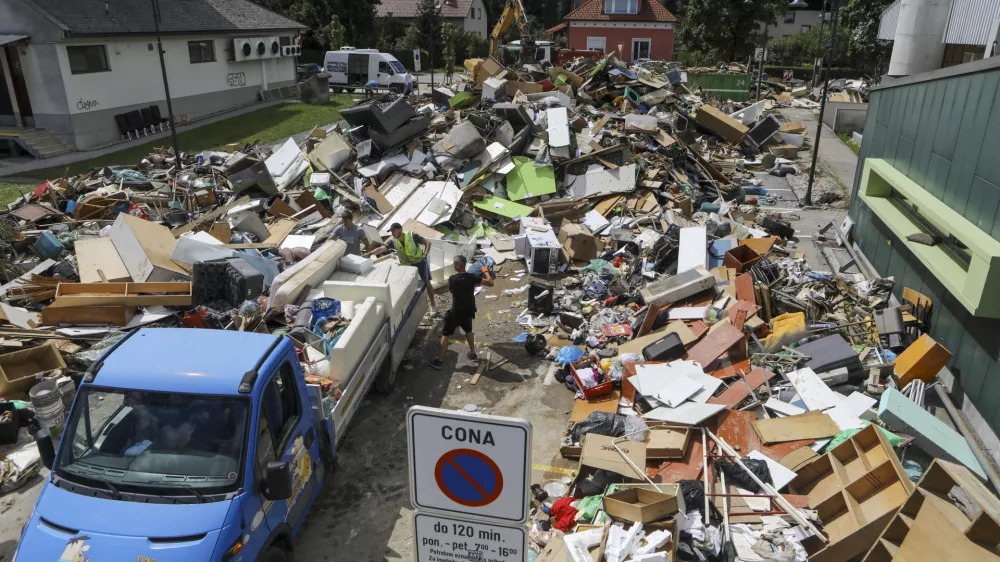 odpadki zbirni center pred ZD Menge&scaron; - - 07.08.2023 - Najhuj&scaron;a naravna ujma v zgodovini Slovenije - prizadeti dve tretjini države - ujma - poplave &ndash;  PREGLED LETA 2023//FOTO: Luka Cjuha