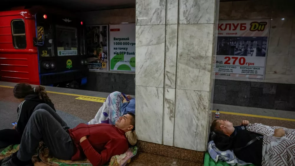 People take shelter inside a metro station during an overnight air raid alert, amid Russia's attack on Ukraine, in Kyiv, Ukraine September 3, 2025. REUTERS/Alina Smutko