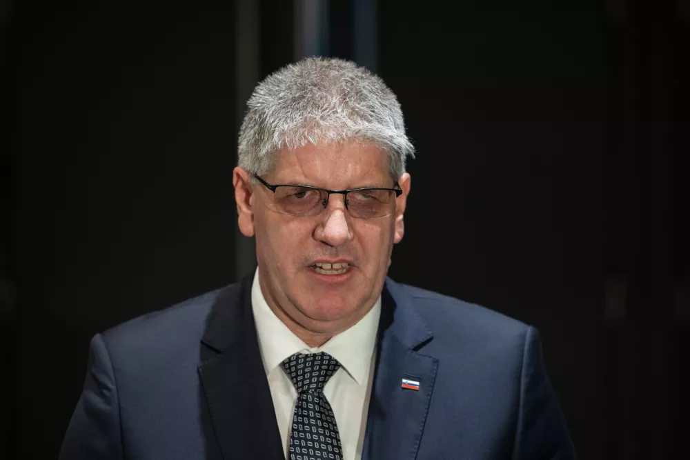 Ljubljana, drzavni zbor.Izredna seja DZ, na kateri obravnavajo interpelacijo o delu in odgovornosti ministra za notranje zadeve Bostjana Poklukarja.Minister za notranje zadeve Bostjan Poklukar.