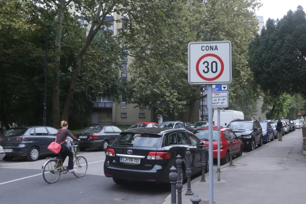 Cona 30 na Poljanski cesti v Ljubljani, kjer je celo območje omejene hitrosti na 30 km na urofoto: Bojan Velikonja