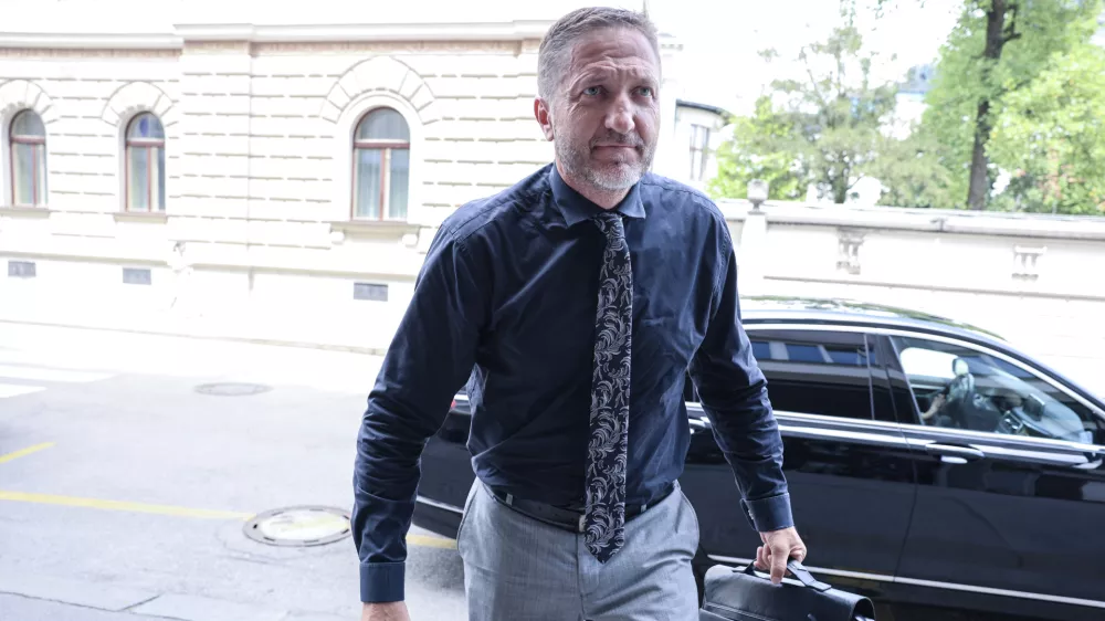 Klemen Bo&scaron;tjančič- 30.06.2025 - Koalicijski partnerji se bodo pri premierju Robertu Golobu sestali na t.i. mini koalicijskem vrhu. Golob bo po nedavnem sprejetju deklaracije o zvi&scaron;anju obrambnih izdatkov članic Nata na pet odstotkov BDP do leta 2035 stranki SD in Levico, ki sta podpori dogovoru nasprotovali, podrobneje seznanil s potekom pogajanj in koraki pri pripravi akcijskega načrta glede investicij za izpolnitev ciljev na področje obrambe//FOTO: Jaka Gasar