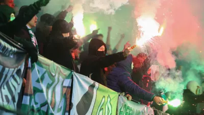 navijaška skupina Green Dragons, navijači - izgredi - bakle - nogomet - Olimpija - Maribor, Prva liga T Slovenije, zaostala tekma 15. kroga: derbi- Nogometaši ljubljanske Olimpije in Maribora so se v zaostali tekmi 15. kroga Prve lige TS razšli z neodločenim izidom 2:2//FOTO: Bojan Velikonja