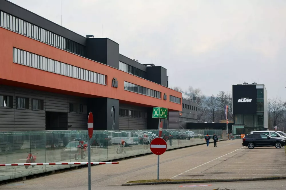 17.03.2025, Mattighofen, AUT, Unterwegs in Ober&ouml;sterreich, KTM f&auml;hrt die Produktion hoch, Lokalaugensschein, im Bild Feature, Arbeitsbeginn, Au&szlig;enansicht, Firmenzentrale, KTM, Stallhofen, Mattighofen, *** 17 03 2025, Mattighofen, AUT, On the road in Upper Austria, KTM ramps up production, local eyeball, in the picture feature, start of work, exterior view, company headquarters, KTM, Stallhofen, Mattighofen,,Image: 976891040, License: Rights-managed, Restrictions: imago is entitled to issue a simple usage license at the time of provision. Personality and trademark rights as well as copyright laws regarding art-works shown must be observed. Commercial use at your own risk., Model Release: no