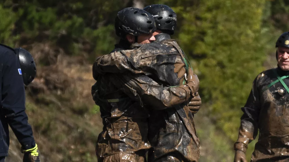 PREGLED LETA 20246.10. 2024 Re&scaron;evalca si padeta v objem, po tem ko sta izpod ru&scaron;evin prinesla &scaron;e eno žrtev katastrofalnih poplav in Donja Jablanica, BIH. FOTO: Nik Erik Neubauer