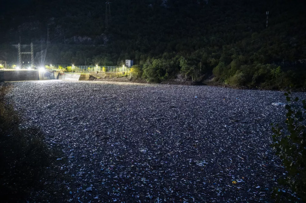 Donja JablanicaHE GrabovicaVeliko onesnaženje v reki Neretvi pri HE Grabovica, posledica poplav06.10.2024 Poplave v Bosni in HercegoviniFoto: Nik Erik Neubauer